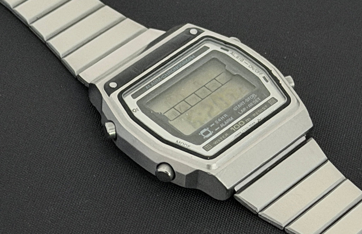 Seiko Alba Y770-5050 is a vintage 1980s digital LCD chronograph watch Japan - VINDIGI