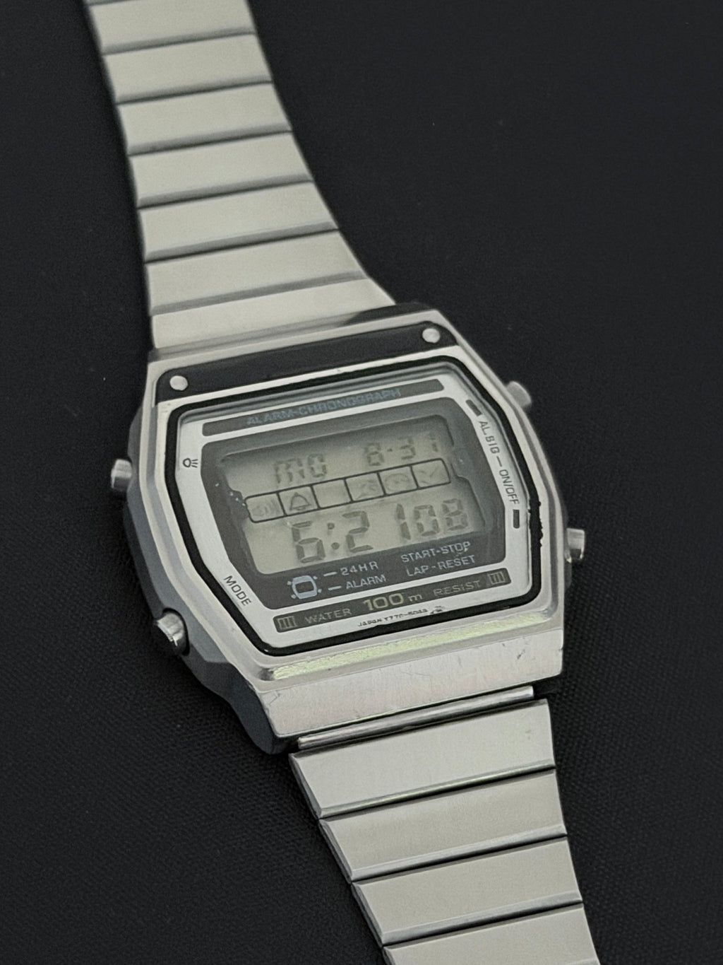 Seiko Alba Y770-5050 is a vintage 1980s digital LCD chronograph watch Japan - VINDIGI